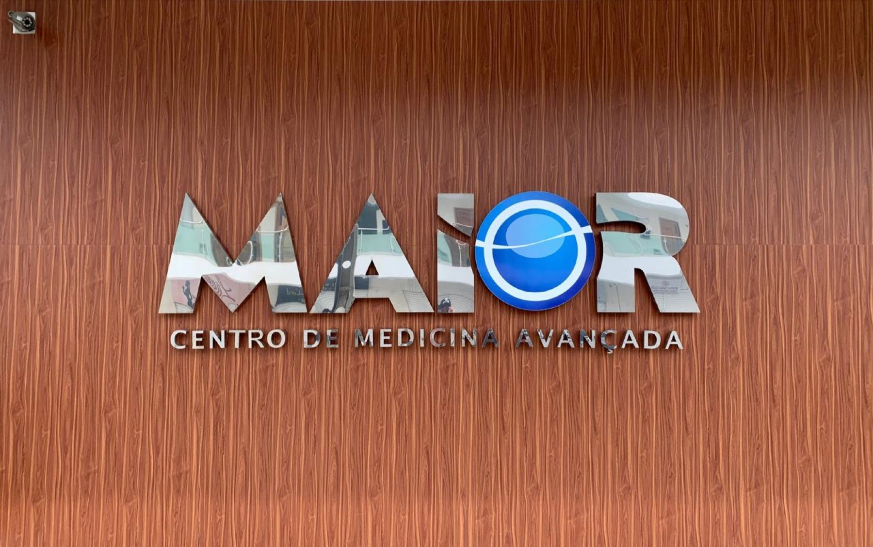 Logo do Hospital MAIOR na recepção